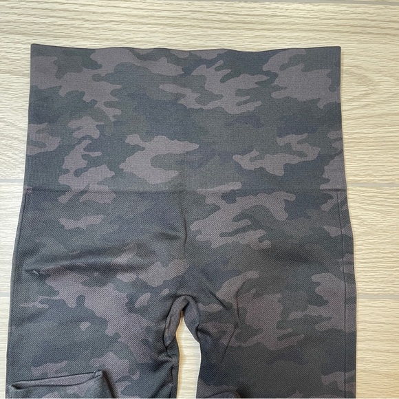 Spanx Green Camouflage Look at Me Now Seamless Leggings Women’s size Small - Picture 5 of 12